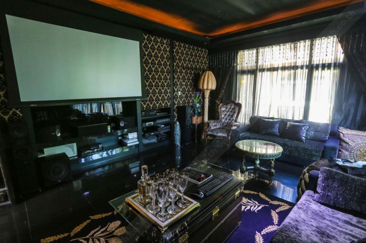 ยูนิเวอร์แซล (Universal) - ห้องเอนเตอร์เทนเมนต์ (คาราโอเกะ ฉายหนัง) สำหรับให้เพื่อนๆ มาปาร์ตี้สังสรรค์กัน