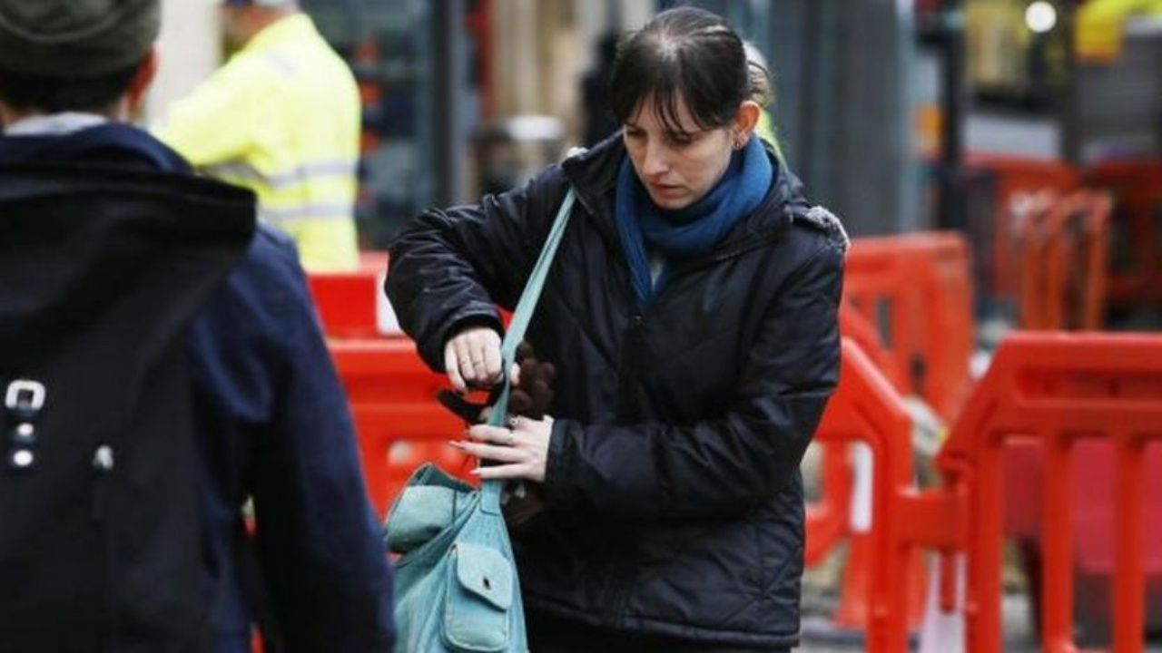 เอมมา-เจน เคิร์ตซ์ เดินทางมาขึ้นศาล