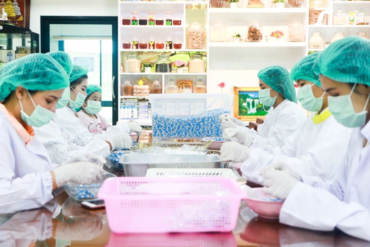 จิตอาสาช่วยกันนับยาใส่ซองละ 10 เม็ด 