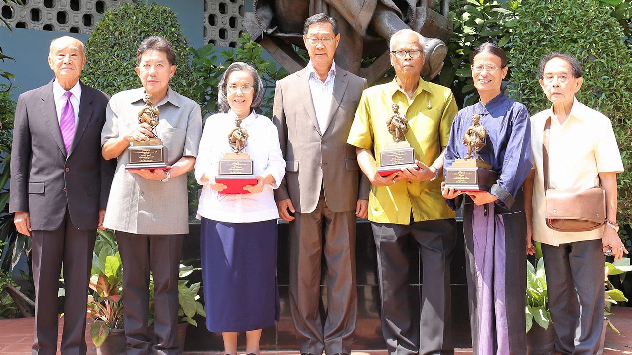 ภูมิใจ - ม.ร.ว.ปรีดิยาธร เทวกุล และ สุบิน ปิ่นขยัน จัดงาน วันคึกฤทธิ์ รำลึก 107 ปีชาตกาล พร้อมมอบรางวัลคึกฤทธิ์สาขานาฏศิลป์ให้แก่ ณรงค์ โรจนทรัพย์ และสาขาศิลปะการแสดงแก่ ม.ล.พันธุ์เทวนพ เทวกุล โดยมี พล.ร.ท.สุริยะ สหนาวิน มาร่วมงานด้วย ที่สถาบันคึกฤทธิ์ วันก่อน.