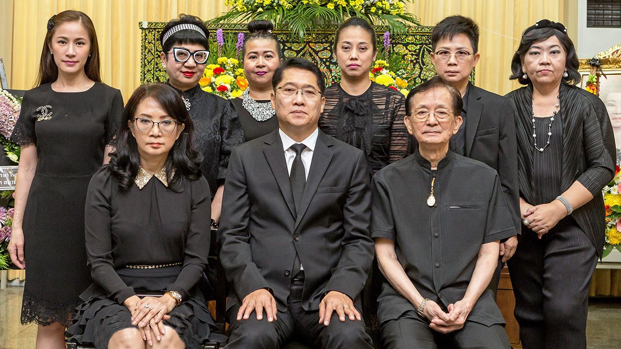 ปลายทางชีวิต - องอาจ คล้ามไพบูลย์, นันทวัน แสงธรรมกิจกุล, สาลินี ปันยารชุน, นุชนาถ ระวีแสงสูรย์, อารีรัตน์ กฤษณะสมิต และ กาญจน์ชนิตา กลศาสตร์เสนี มาร่วมในพิธีสวดพระอภิธรรมศพ สมร ชัยวิสุทธิ์ มารดา ณิชยา ชัยวิสุทธิ์ ที่วัดอมรินทรารามวรวิหาร วันก่อน.