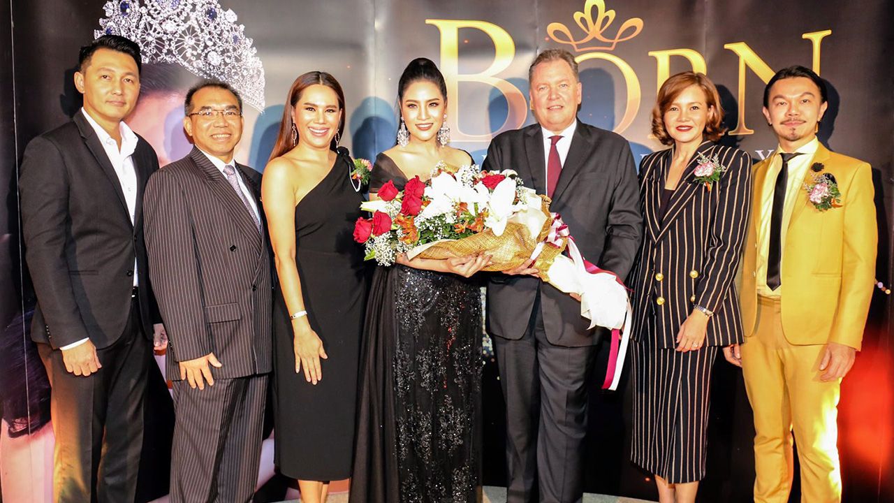 ผิวสวย มร.เจมส์ โรเบิร์ต วิลสัน ผู้จัดการทั่วไป โรงแรมเซ็นทาราแกรนด์ฯ ร่วมแสดงความยินดีกับ อรอนงค์ ปัญญาวงศ์ ในโอกาสเปิดตัวผลิตภัณฑ์เซรั่มบำรุงผิวหน้า “บี–ออน บอร์น บิวตี้” โดยมี ตระการ พันธุมเลิศรุจี, ชลิดา เถาว์ชาลี ฯลฯ มาร่วมงานที่ โรงแรมเซ็นทาราแกรนด์ เซ็นทรัลพลาซา ลาดพร้าว วันก่อน.
