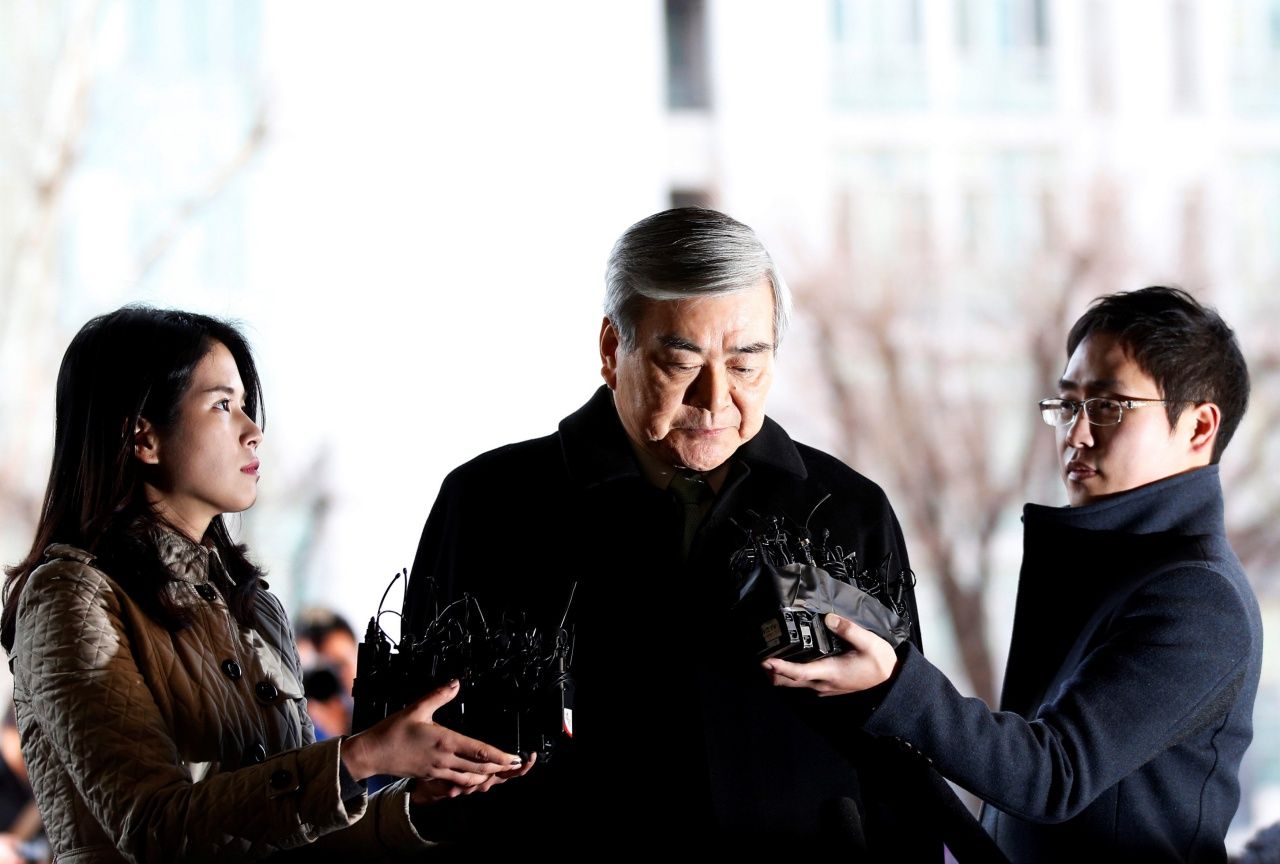 นักข่าวสัมภาษณ์นาย โช ยัง-โฮ ประธานและซีอีโอโคเรียน แอร์