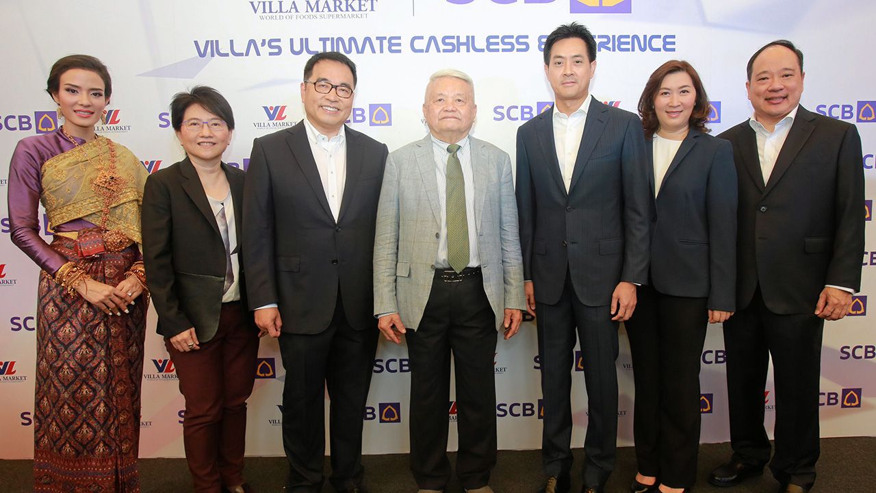 สะดวกขึ้น พิศิษฐ์ ภูสนาคม ประธานกรรมการบริหาร บ.วิลล่า มาร์เก็ท เจพี จำกัด กับ วศิน ไสยวรรณ รองผู้จัดการใหญ่อาวุโส ผู้บริหารสูงสุด Corporate Banking ธนาคารไทยพาณิชย์ เปิดตัว 2 แพลตฟอร์มดิจิทัล แอพพลิเคชั่น VPlus Wallet และเว็บไซต์ shoponline.villamarket.com มี ซูซี่–สุษิรา แน่นหนา ร่วมงาน ที่เควิลเลจ ถ.พระรามสี่.