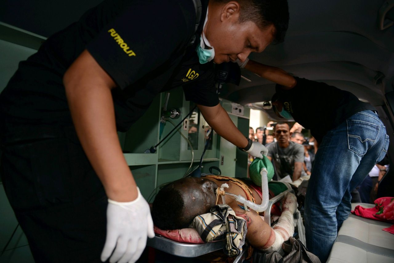 เจ้าหน้าที่พาผู้บาดเจ็บส่งโรงพยาบาล