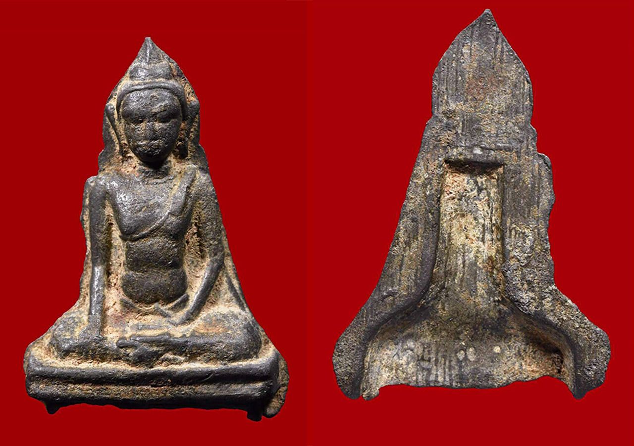 พระร่วงนั่งหลังลิ่ม กรุวัดช้างล้อม อ.ศรีสัชนาลัย สุโขทัย ของ วิรัล ราชสีห์.