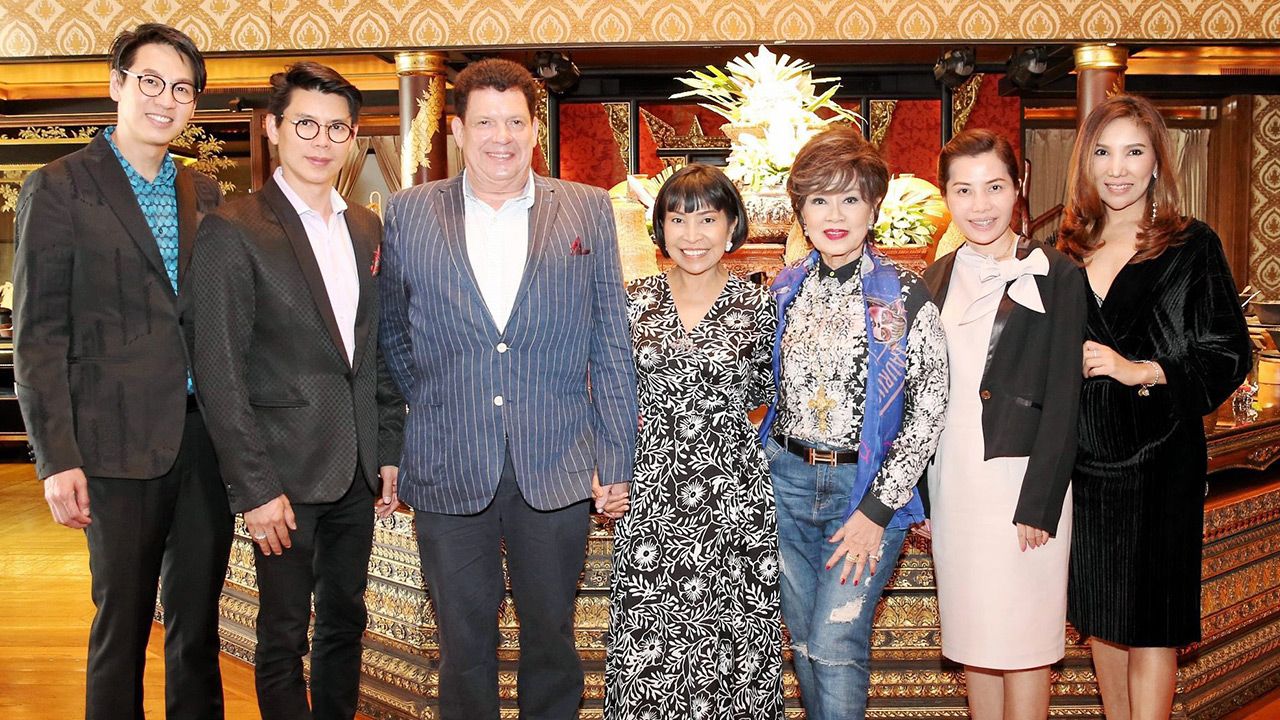 เวลคัม - วสวัตติ์ วัฒนาศิริสมบัติ จัดงานเลี้ยงต้อนรับ แฟร้งค์–ปริศนา พอนส์ ในโอกาสเดินทางจากลอนดอนมาเยือนเมืองไทย โดยมี วี มาร์, นพ.ปรัชญ์ พึ่งเจษฎา, กันตา อัศวเหม และ ภัสน์ภัษอร ชนพิมลมาศ มาร่วมงานด้วย ที่ห้องศาลาริมน้ำ โรงแรมแมนดาริน โอเรียนเต็ล วันก่อน.