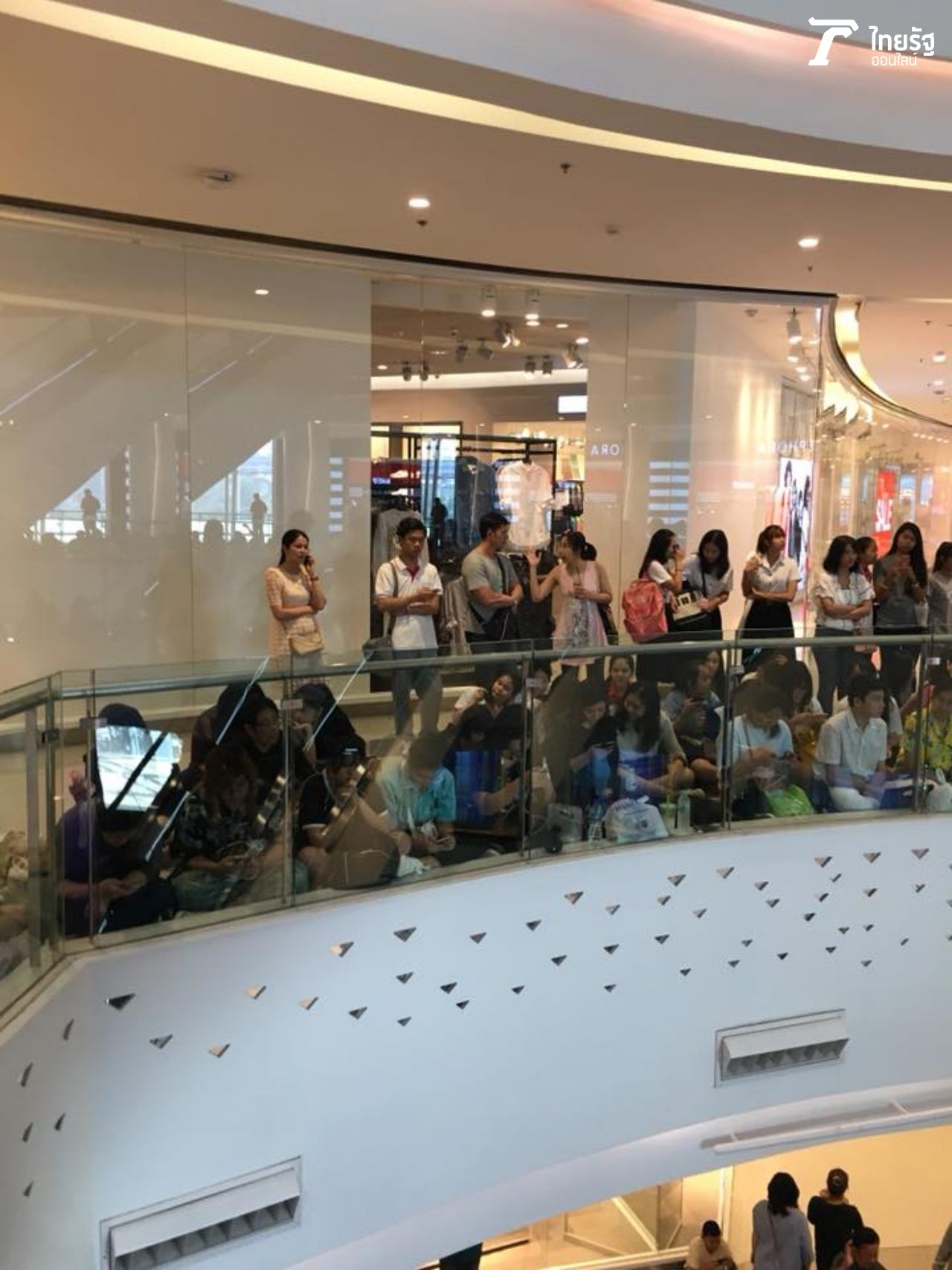 ใครมาก่อน นั่งจองกันเลย 