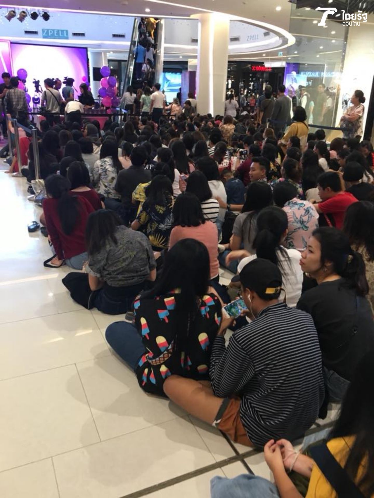 ดีจัง นั่งรอกันอย่างเป็นระเบียบ ไม่วุ่นวานย ไม่แซงคิวกัน ดีๆ ต้องชม 