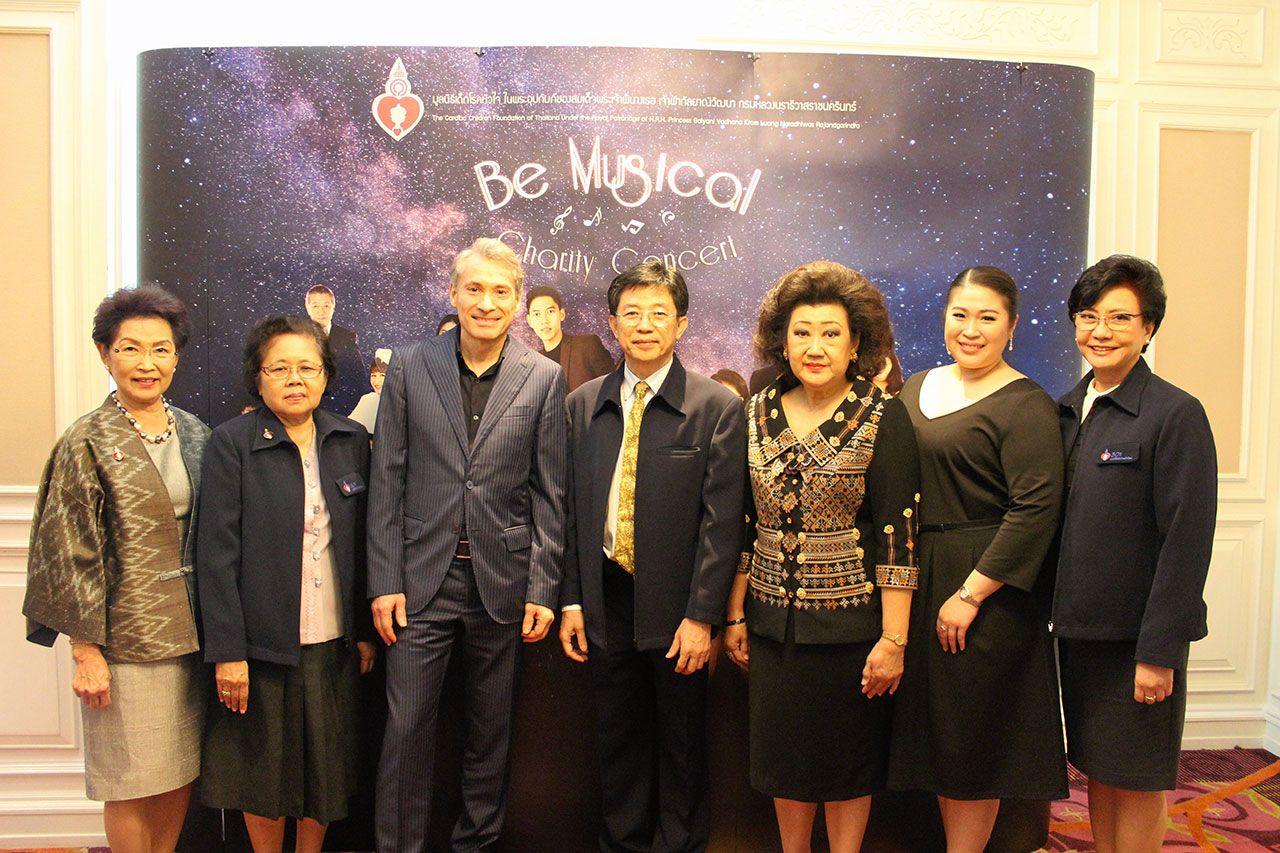 ทิพวรรณ์ วุฑฒิสาร, ศ.คลินิก พลโทหญิงสุรีย์พร คุณาไทย, มร.เคิร์ห ซบินเด้นท์, ผศ.นพ.ธนะรัตน์ ลยาง-กูร, พิมพ์ใจ–สุดาพิมพ์ โพธิภักติ, ม.ล.อัจฉราพร สุขสวัสดิ์ ชวนชมคอนเสิร์ตการกุศลเพื่อเด็กโรคหัวใจ.