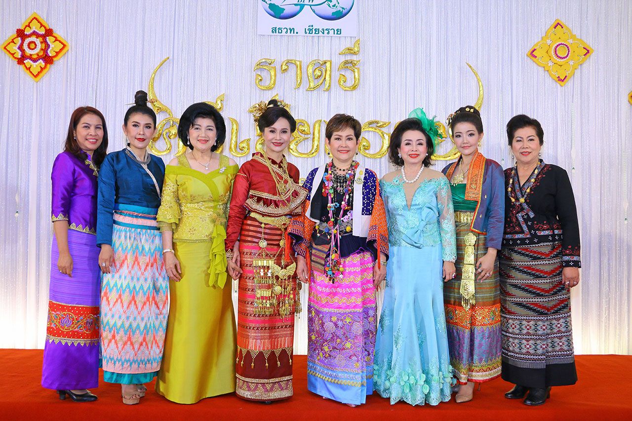 ประชุม คุณหญิงณัฐิกา วัธนเวคิน อังอุบลกุล ประธานสหพันธ์สมาคมสตรีนักธุรกิจและวิชาชีพ เปิดงานราตรีศรีเชียงรายและการประชุมสัญจร โดยมี พัชระภรณ์ ยิ้มแย้ม, สุดสวาท เหล่ารุ่งโรจน์ และ นภาดา ธีระชิตกุล มาร่วมงานด้วย ที่โรงแรมดุสิตไอส์แลนด์ รีสอร์ท จ.เชียงราย วันก่อน.