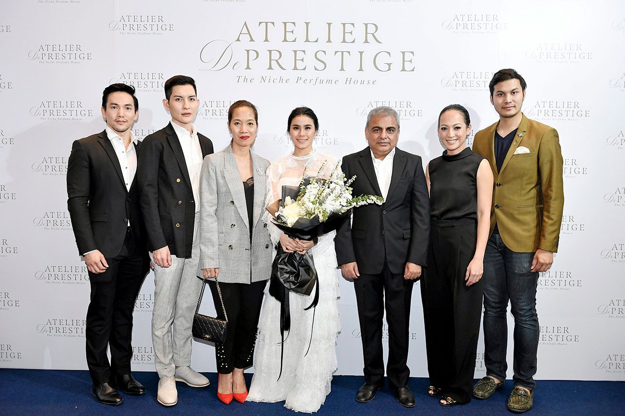 สุดยอด วิโนช ดัลลานิ และ เอสเมอรัลดา อาเบะ เปิดตัว Atelier de Prestige บูติกสุดยอดน้ำหอมระดับโลก พร้อมแนะนำแบรนด์แอมบาสเดอร์ ร.ท.หญิงพิมดาว พานิชสมัย โดยมี ณัฐวุฒิ ตรีวิศวเวทย์, อัครรัตน์ วรรณรัตน์ และ จริยดี สเปนเซอร์ มาร่วมงานด้วย ที่ดิ เอ็มควอเทียร์ วันก่อน.