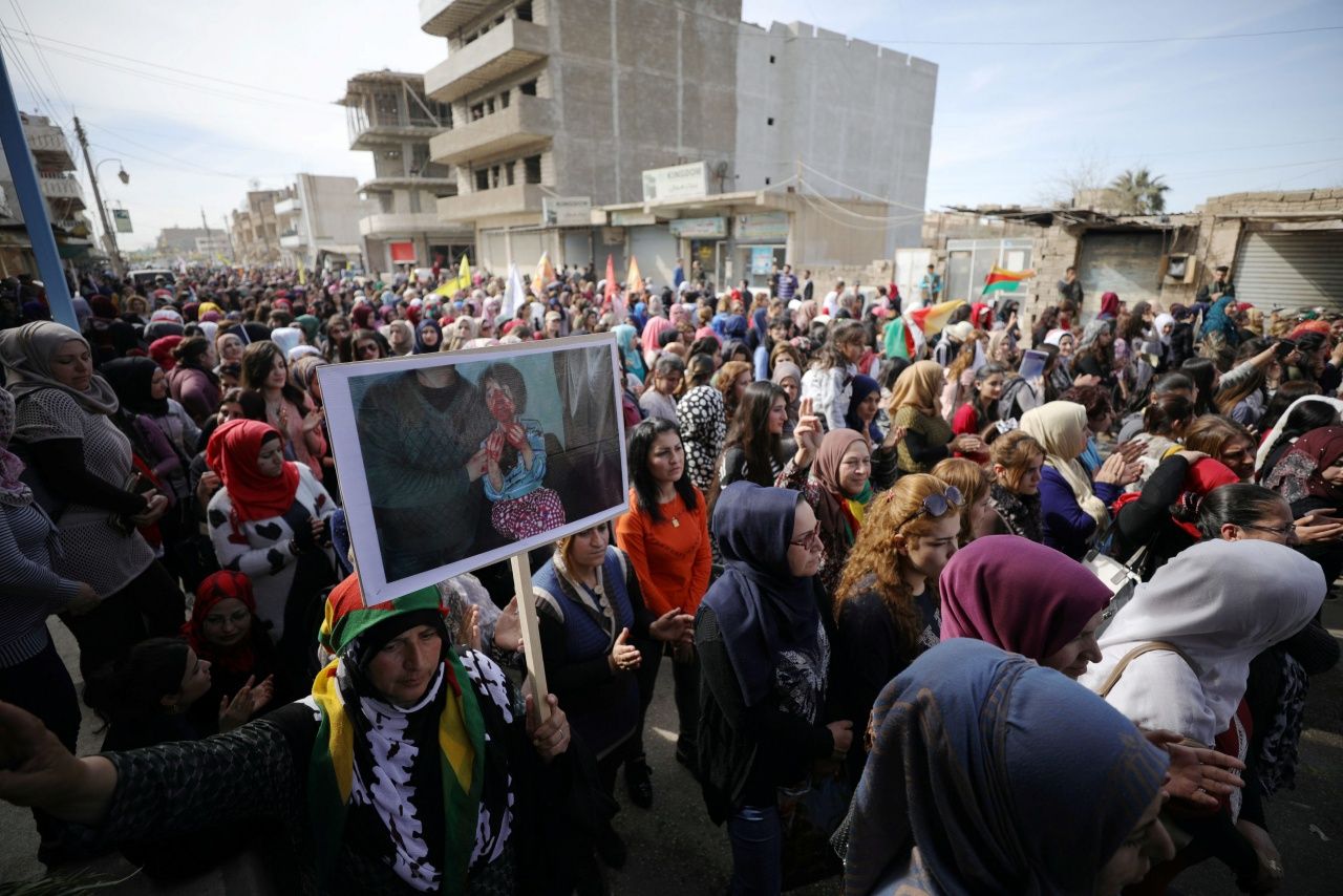 ชาวเคิร์ดซีเรียเดินขบวนในเมืองคามิชลี เพื่อต่อต้านการยึดเมืองอัฟรินของกองทัพตุรกีจากกองกำลังพิทักษ์ประชาชนชาวเคิร์ด (YPG)
