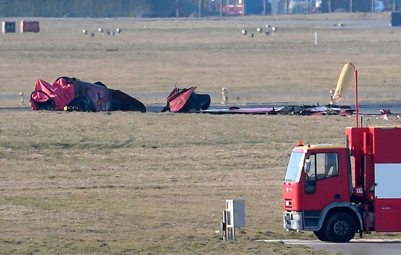 ซากเครื่องบินขับไล่ Red Arrows หลังตกใกล้รันเวย์ของฐานทัพอากาศ RAF Valley