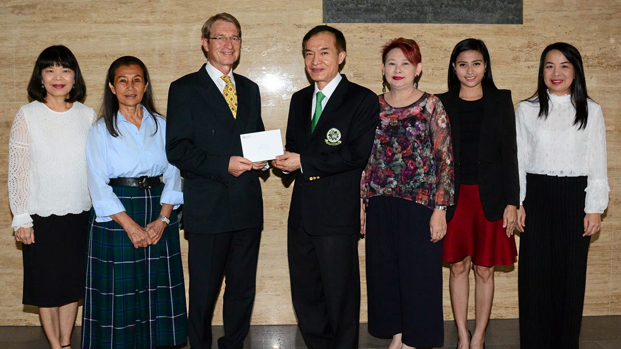 เพื่อการศึกษา ฮาราลด์ ลิงค์ ประธาน บี.กริม มอบเงิน 200,000 บาท ให้แก่ สราวุธ วัชรพล เพื่อสมทบทุนมูลนิธิไทยรัฐ ช่วยเหลือการศึกษาเยาวชน โดยมี นันทินี แทนเนอร์, ประไพ ไกรสรโกวิทย์, พรพรรณ พจนพริ้ง และ ไพลิน ศิริพัฒน์ มาร่วมในพิธีด้วย ที่ สนง.นสพ.ไทยรัฐ วันก่อน.