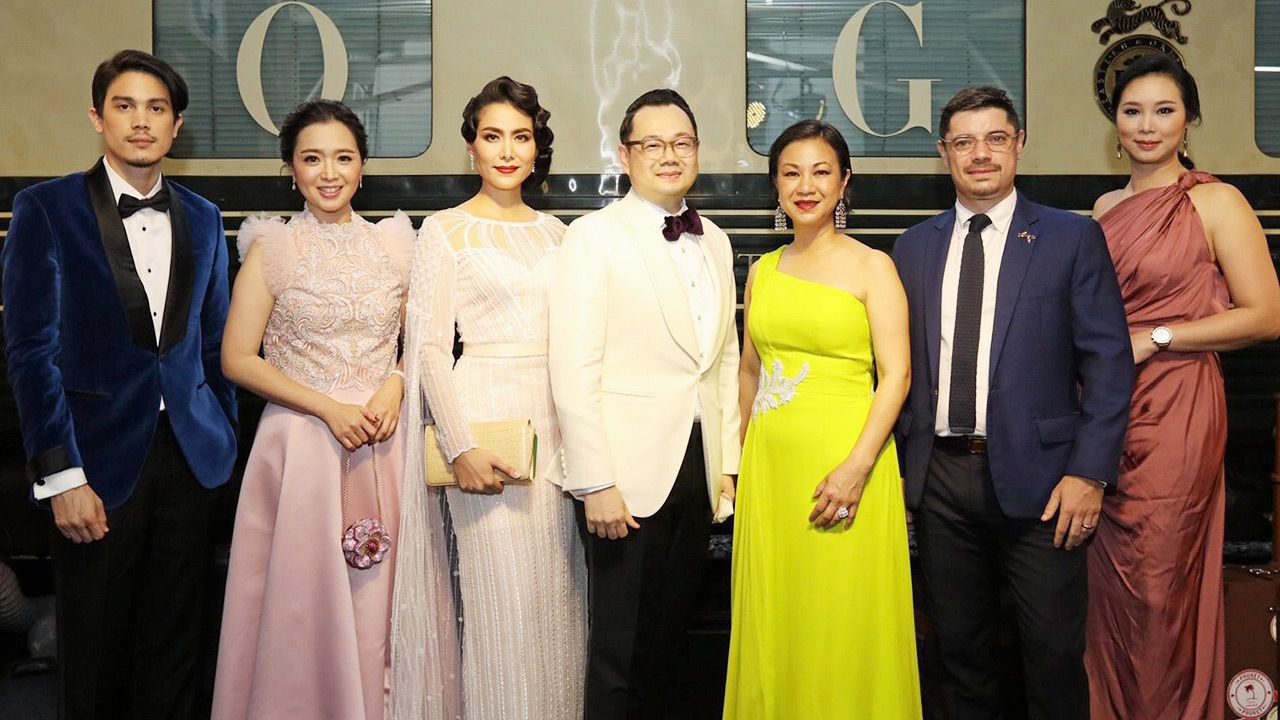 ชื่นมื่น สิรี อุดมฤทธิรุจ จัดงานฉลองครบรอบ 5 ปี “A Journey with Vogue” ปาร์ตี้แบบเอ็กซ์คลูซีฟ พร้อมโชว์แฟชั่นไทยบนรถไฟ Eastern & Oriental Express โดยมี วาเลนทิน วัลด์แมน,กุลวิทย์ เลาสุขศรี และ จิราภา พงศ์เจริญศิริกุล มาร่วมงานด้วย ที่สถานีรถไฟหัวลำโพง วันก่อน.