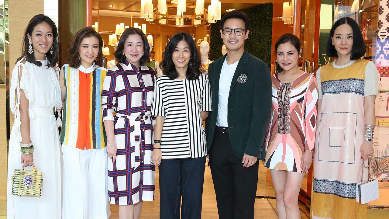 จากยูเอส อรธิรา ภาคสุวรรณ, โอฬาร ปุ้ยพันธวงศ์ และ สุวดี พึ่งบุญพระ เปิดตัวคอลเลกชั่นสปริงซัมเมอร์ 2018 ของ ทอรี่ เบิร์ช แบรนด์ไลฟ์สไตล์สุดหรูสัญชาติอเมริกัน โดยมี จิตรดี พูลวร ลักษณ์, ธีรวัลคุ์ เตชะอุบล และ อรชุมา ดุรงค์เดช มาร่วมงานด้วย ที่ดิ เอ็มควอเทียร์ วันก่อน.
