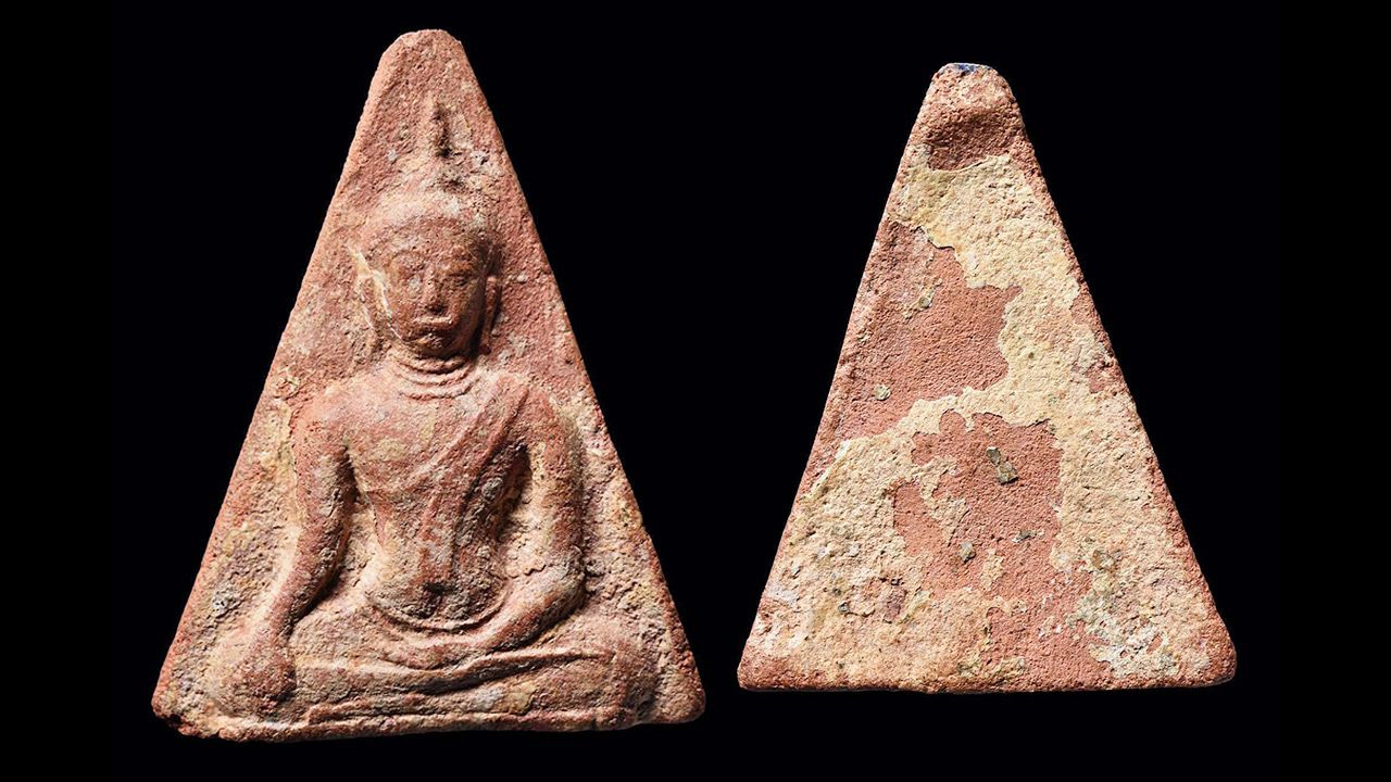 พระนางพญาเสน่ห์จันทร์ กรุวัดตาเถรขึงหนัง สุโขทัย ของปรีดา คูวิบูลย์ศิลป์.