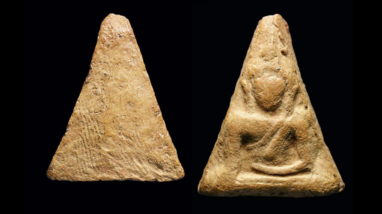 พระนางพญา พิมพ์ สังฆาฏิ กรุวัดนางพญา พิษณุโลก ของพรรค คูวิบูลย์ศิลป์.