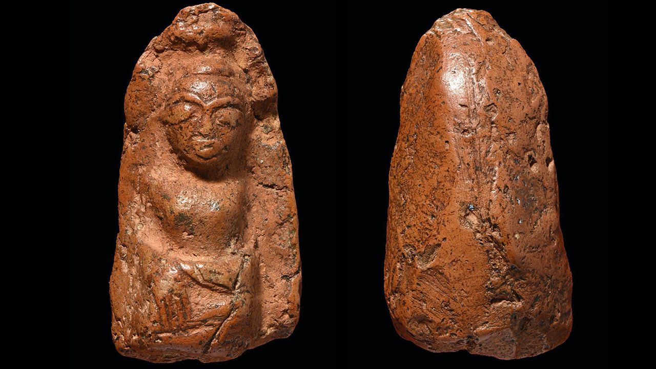 พระถ้ำเสือ พิมพ์หน้าตุ๊กตา กรุเก่า เขาถ้ำเสือ อู่ทอง สุพรรณบุรี ของ นพ.พิเชษฐ์ เกียรติเดชาวิทย์.