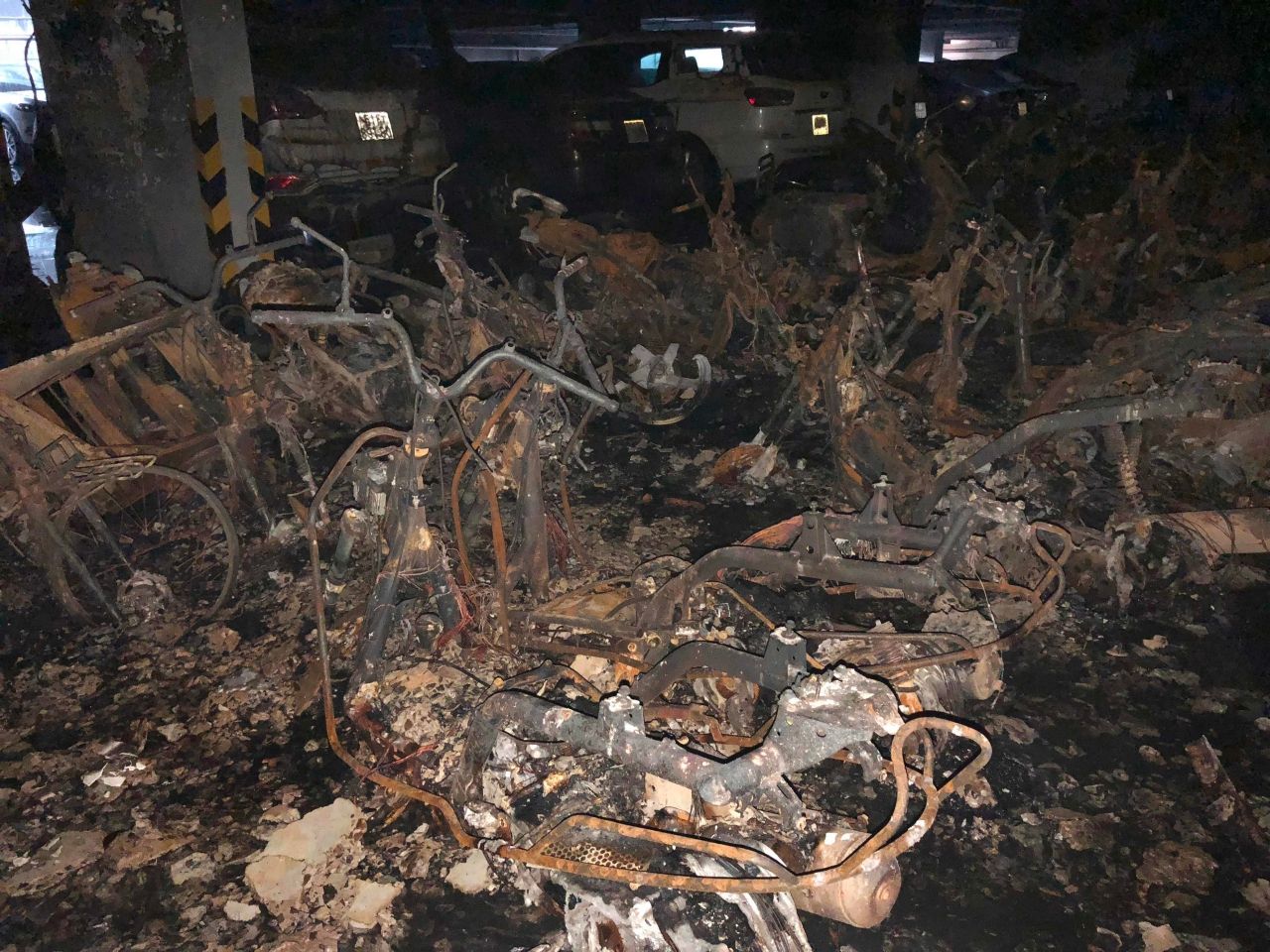 สภาพความเสียหายที่บริเวณลานจอดรถ หลังเกิดเพลิงไหม้