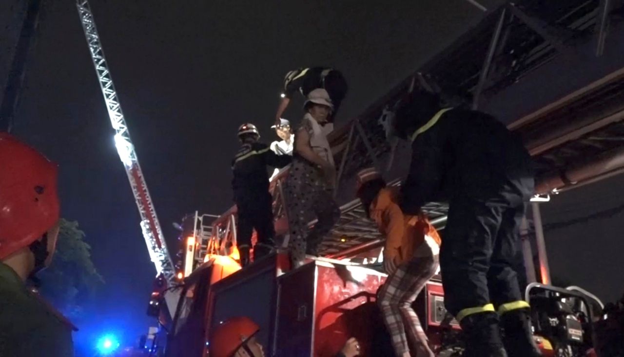 ระดมฉีดน้ำควบคุมเพลิง