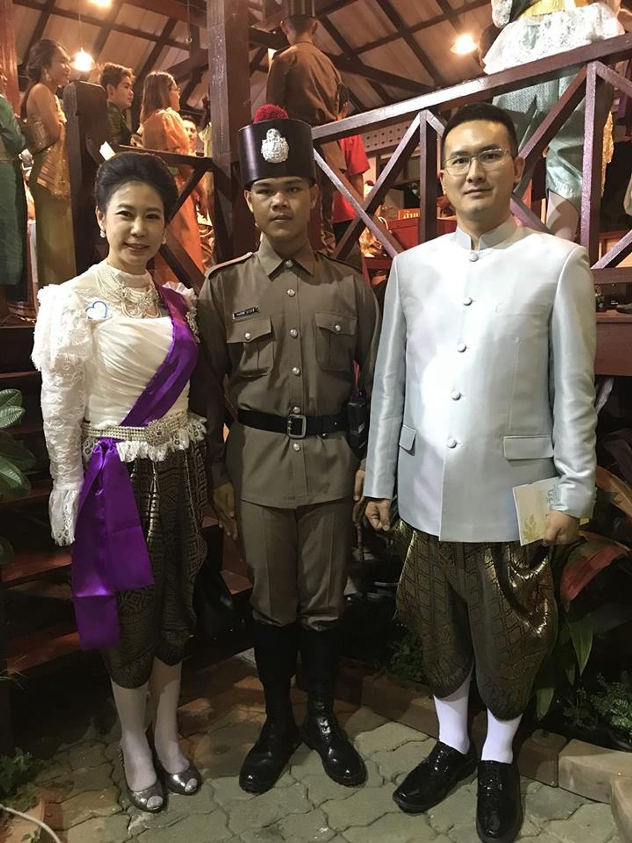 พ.ต.อ.กัมพล รัตนประทีป ผกก.สน.ห้วยขวาง และภรรยา 