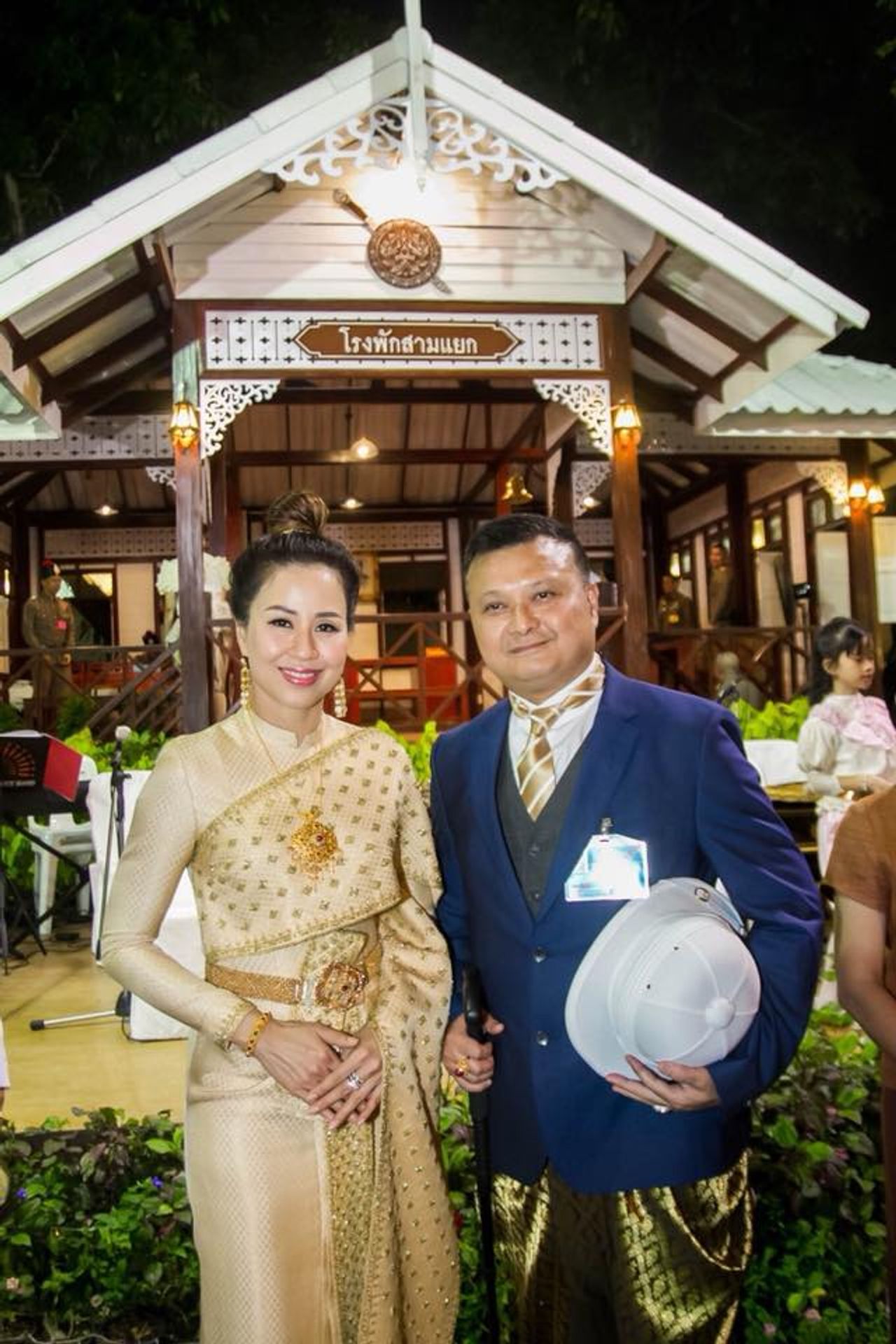 พล.ต.ต.กรไชย คล้ายคลึง ผู้บังคับการปราบปรามการค้ามนุษย์ และภรรยา