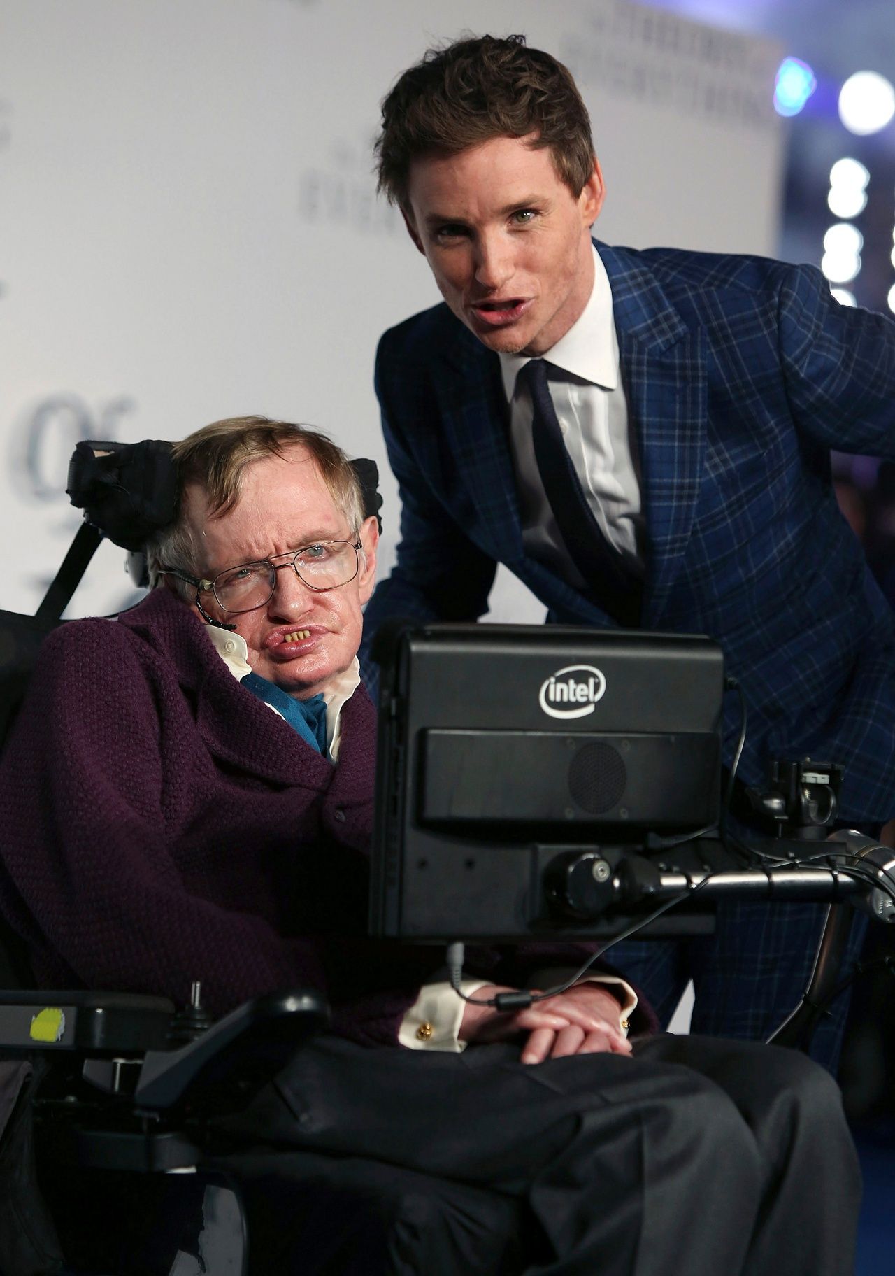 สตีเฟน ฮอว์กกิ้ง ถ่ายรูปคู่กับ เอดดี เรดเมย์น นักแสดงฮอลลีวูด