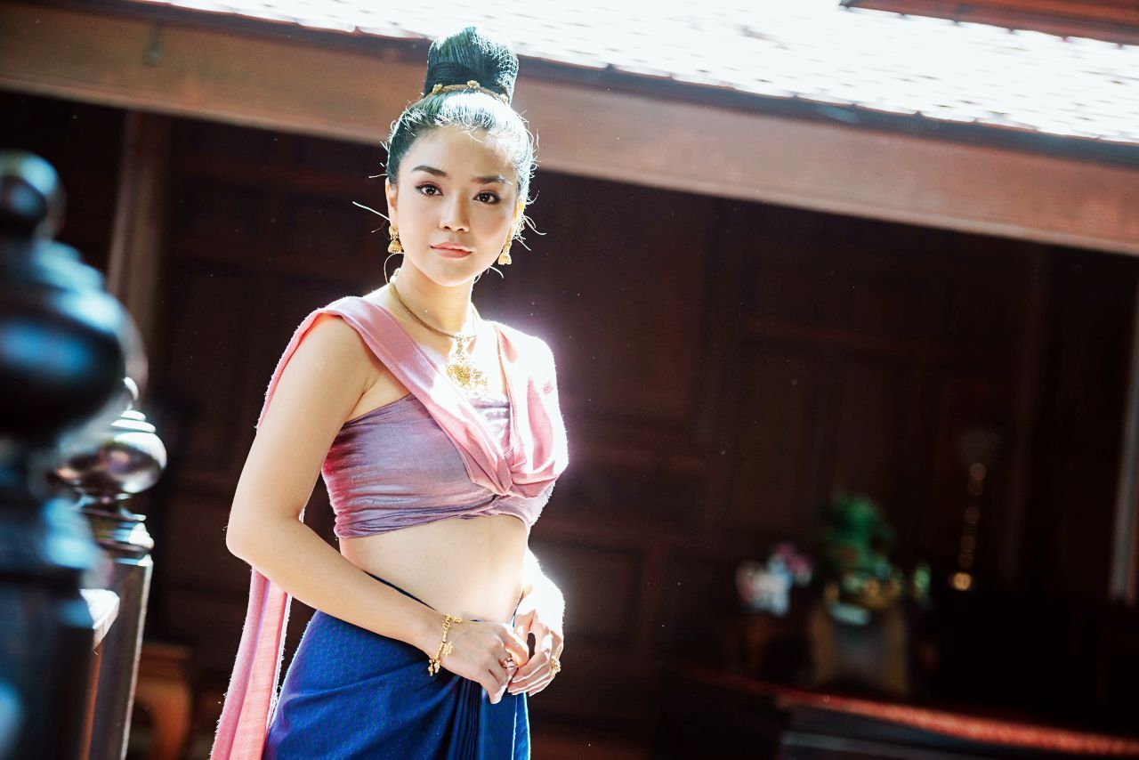 สวยไทยสง่าแบบแม่หญิงจันทร์วาด