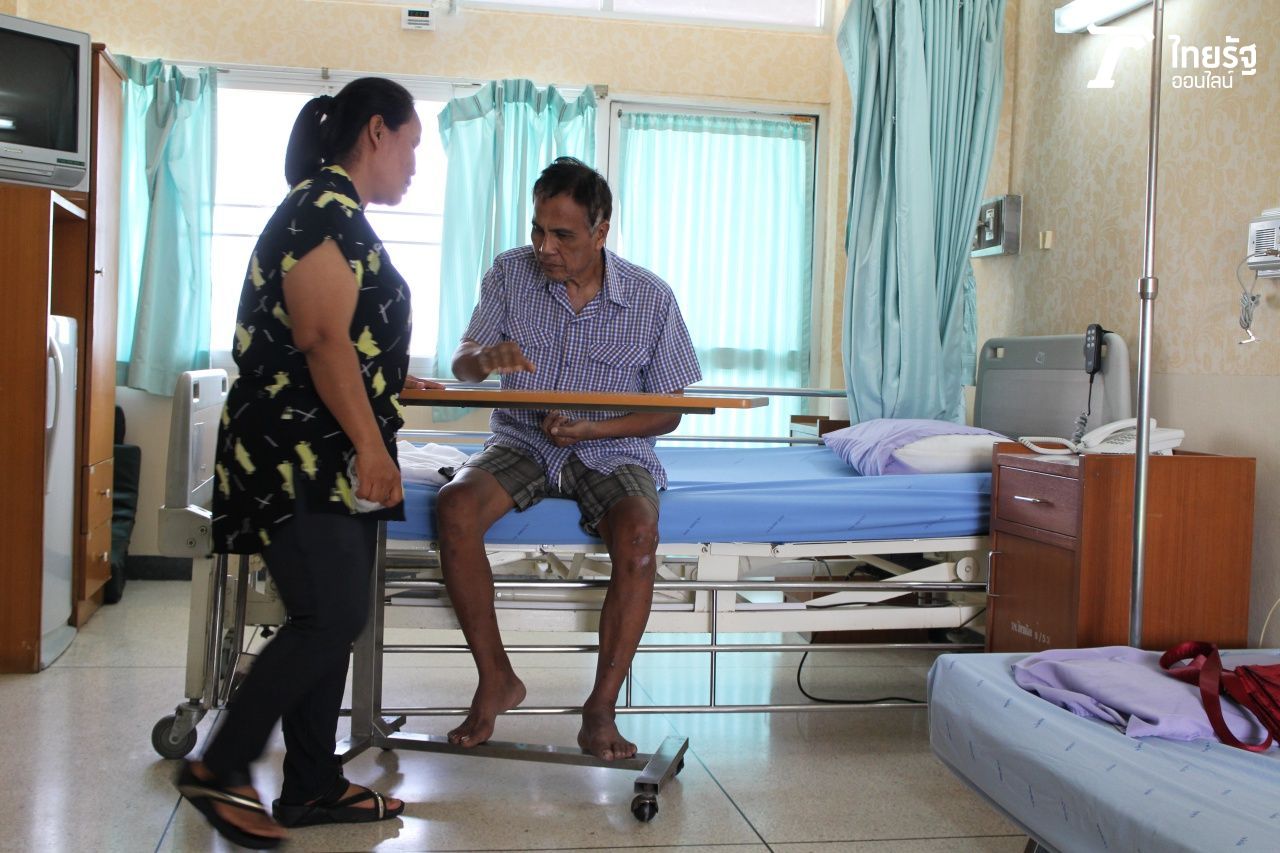 ขณะพักรักษาตัวที่ รพ.ไทรน้อย เมื่อวันที่ 14 พ.ย. 60