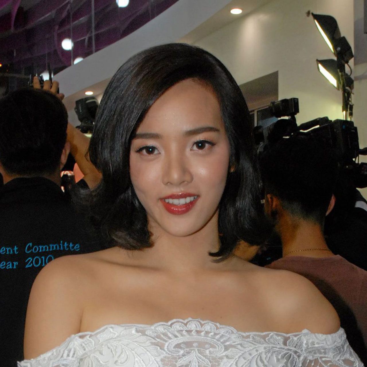 แหมๆไม่เปลี่ยนใจ เหรอตะเอง ไปสืบทาง สาว วาววา มาแล้ว สเปกชอบ “ผู้ชายอารมณ์ดี” ซะด้วย...ยังงี้ต้องร้อง เพลง “แอบมองเธออยู่นะจ๊ะ แต่เธอไม่รู้บ้างเลย” คริๆ.