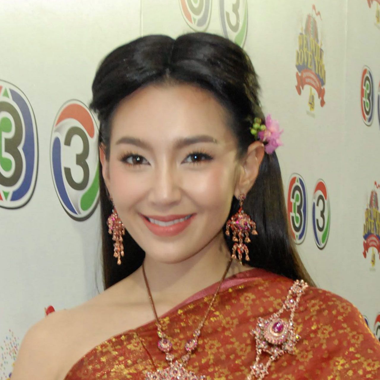 แรงไม่หยุดฉุดไม่อยู่กับ “บุพเพสันนิวาส” จนเรตติ้งพุ่งเลย เลข 10 ไปแล้ว เบลล่า เลยประกาศจะนำทีมนักแสดง “รำแก้บน” ตาม ที่ได้บน เอ๊ย ลั่นปากไว้... แฟนๆรอเลยค่า.