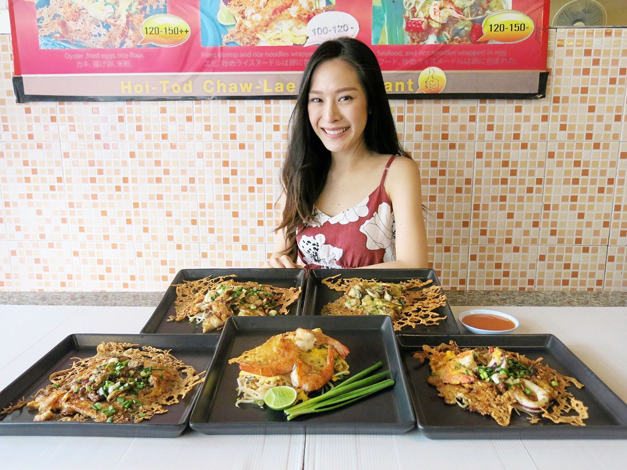 กนกอร วศินสุนทร (เค้ก) กับเมนูดังของทางร้าน.
