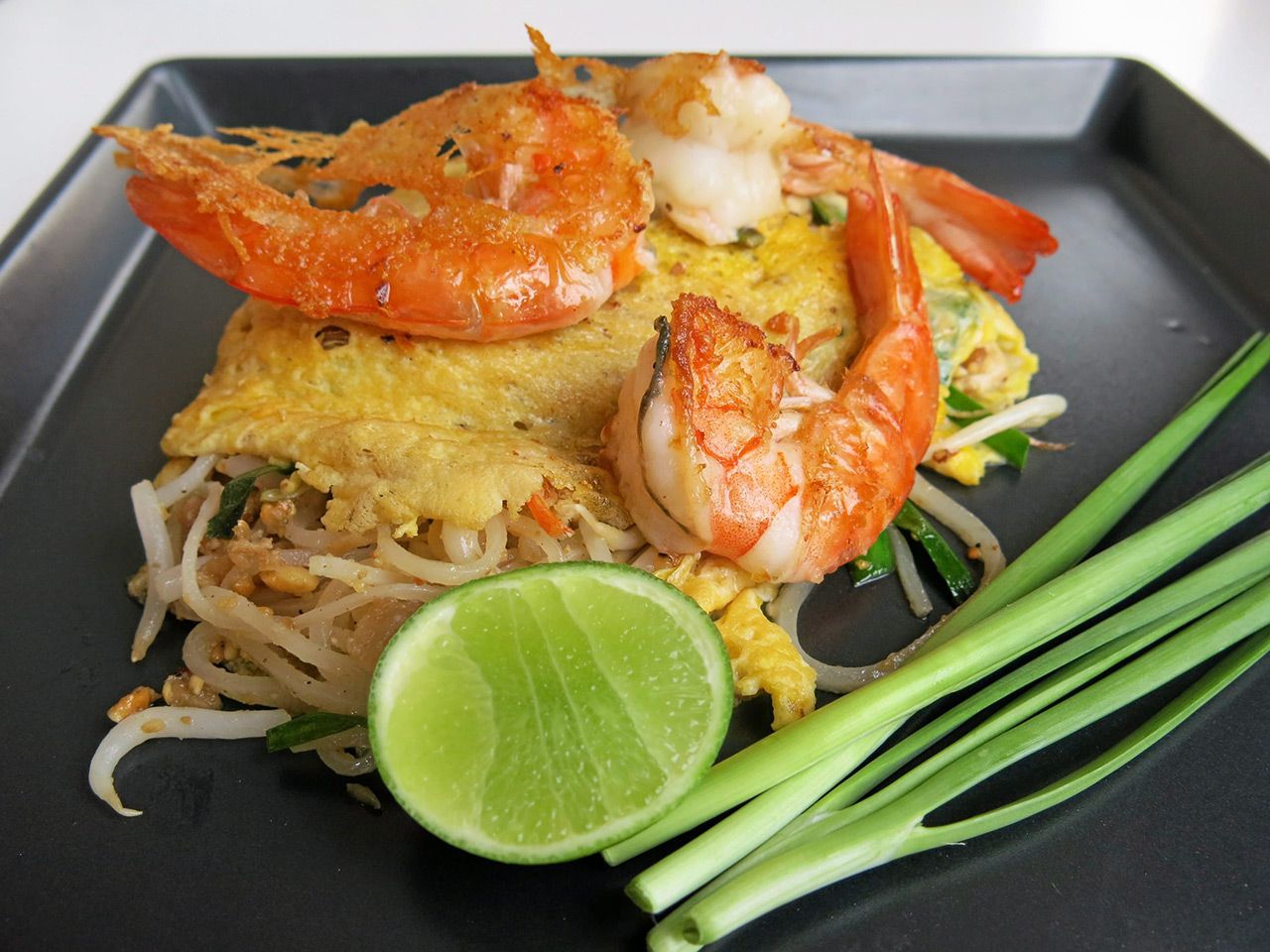 ผัดไทยกุ้งสด อร่อยกับความหอมเปรี้ยว มัน กรอบ กลมกล่อม.