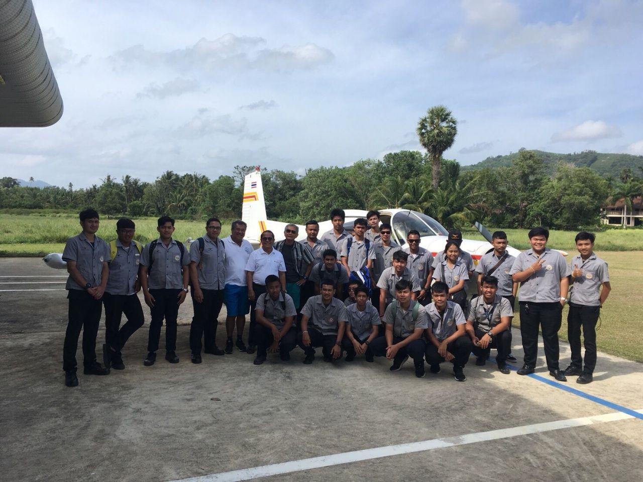 กัปตันวัฒนา เสื้อยืดสีดำ สวมเชิ้ตลายทับ ส่วน ร.ท.นรินทร์ เสื้อขาวใส่เเว่น