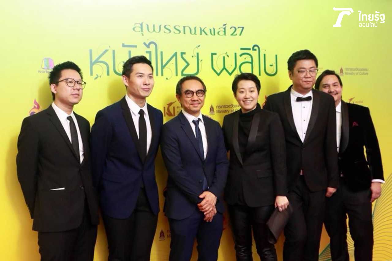 (คนกลาง) ธเนศ วรากุลนุเคราะห์ คุณพ่อของคุณครูพี่ลิน จากหนัง ฉลาดเกมส์โกง 