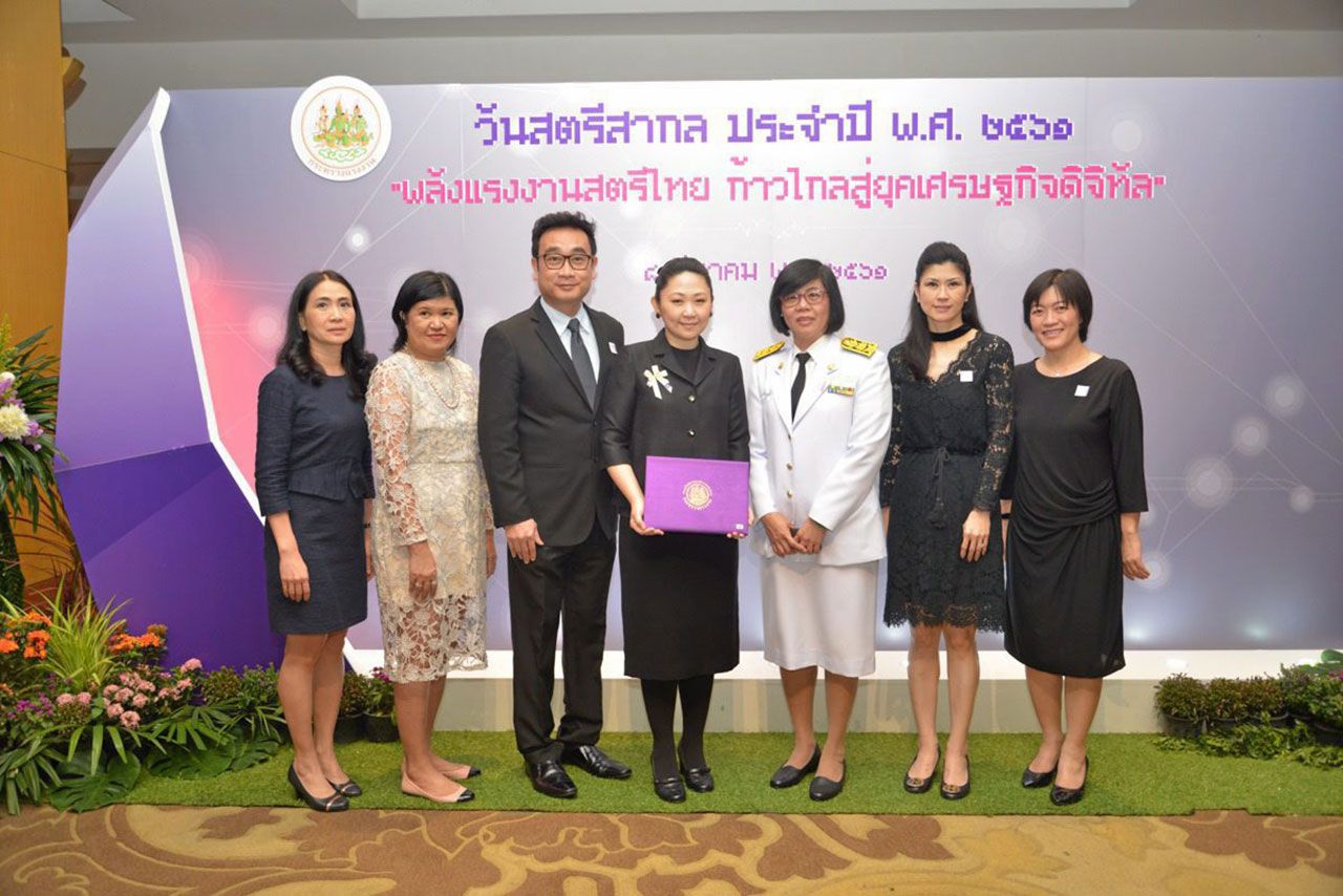 ภูมิใจ ดร.ชวัลวัฒน์ อริยวรารมย์, วรันยา ภูนวกุล, กาญจนา พูลแก้ว, ศศินันท์ ออลแมนด์, ณัฏฐดา หล่ออู่เจริญ และ วรดนู นิมมิต มาร่วมแสดงความยินดีแก่ ทิพพาภรณ์ อริยวรารมย์ ในโอกาสได้รับรางวัลสตรีนักบริหารดีเด่น ในวันสตรีสากลประจำปี 2561 ที่โรงแรมมิราเคิล แกรนด์ วันก่อน.
