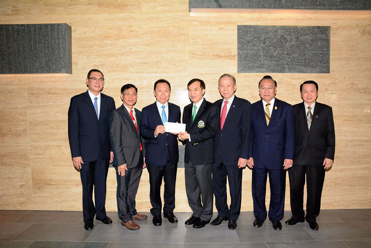 เพื่อการศึกษา วีระชัย ภิญญาวัธน์ นายกสมาคมตระกูลเล้า มอบเงินจำนวน 100,000 บาท ให้แก่ สราวุธ วัชรพล เพื่อสมทบทุนมูลนิธิไทยรัฐ โดยมี จิ้ง พิพัฒน์เวช, วิบูลย์ เลาหพงศ์ชนะ, ประวิตร วิรานุวัตร และ ไพโรจน์ สุขสุดประเสริฐ มาร่วมในพิธีด้วย ที่ สนง.นสพ.ไทยรัฐ วันก่อน.