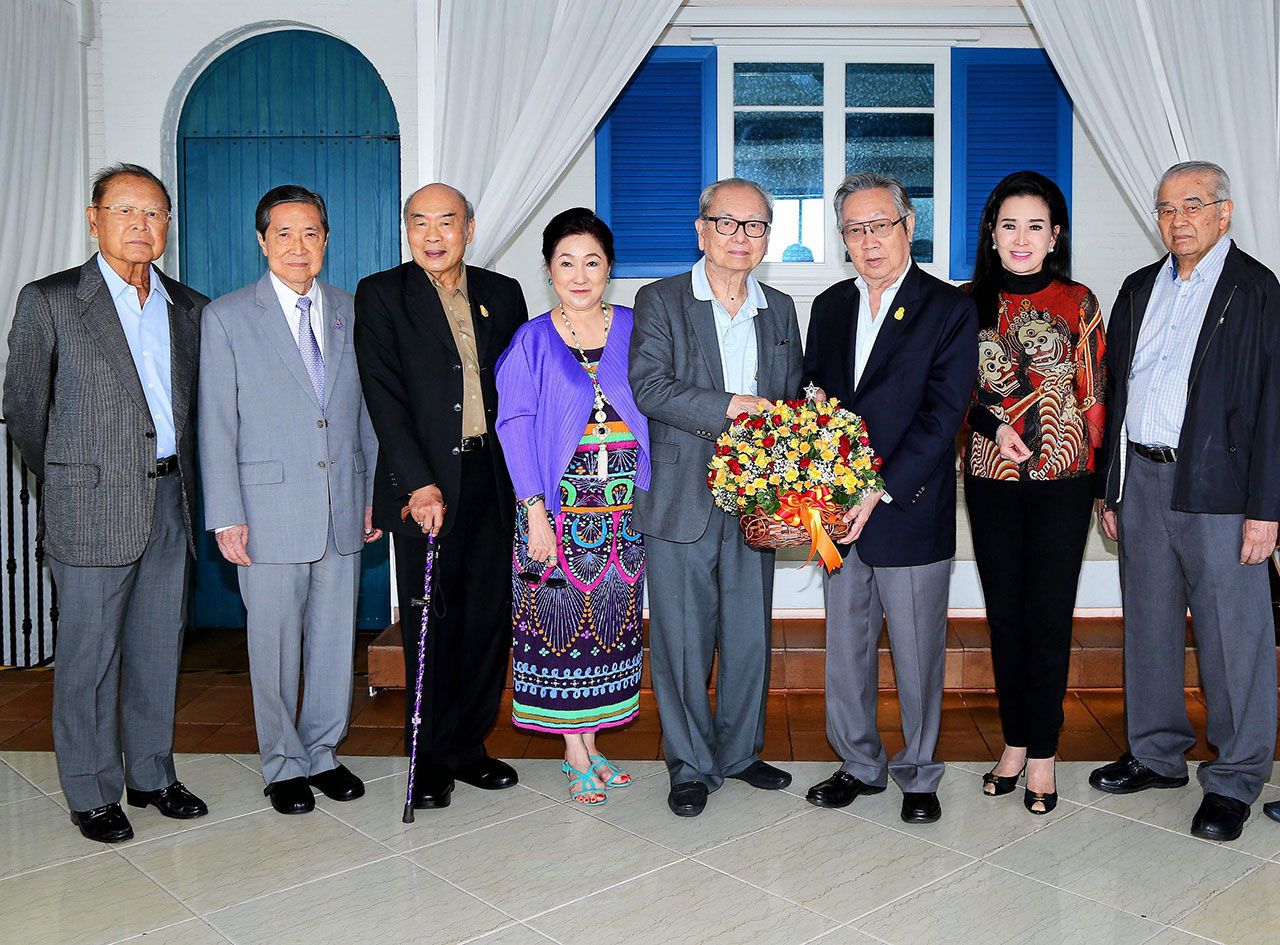 เบิร์ธเดย์ วาริน พูนศิริวงศ์ มอบกระเช้าดอกไม้ในงานเลี้ยงวันเกิดให้ สุทธิเกียรติ จิราธิวัฒน์ โดยมี รศ.ประพันธ์พงศ์ เวชชาชีวะ, ศ.วิโรจน์ เลาหะพันธุ์, อมเรศ ศิลาอ่อน, ผาณิต พูนศิริวงศ์ และ อาภัสรา หงสกุล มาร่วมงานด้วย ที่โรงแรมเซ็นทาราแกรนด์ เซ็นทรัลเวิลด์ วันก่อน.