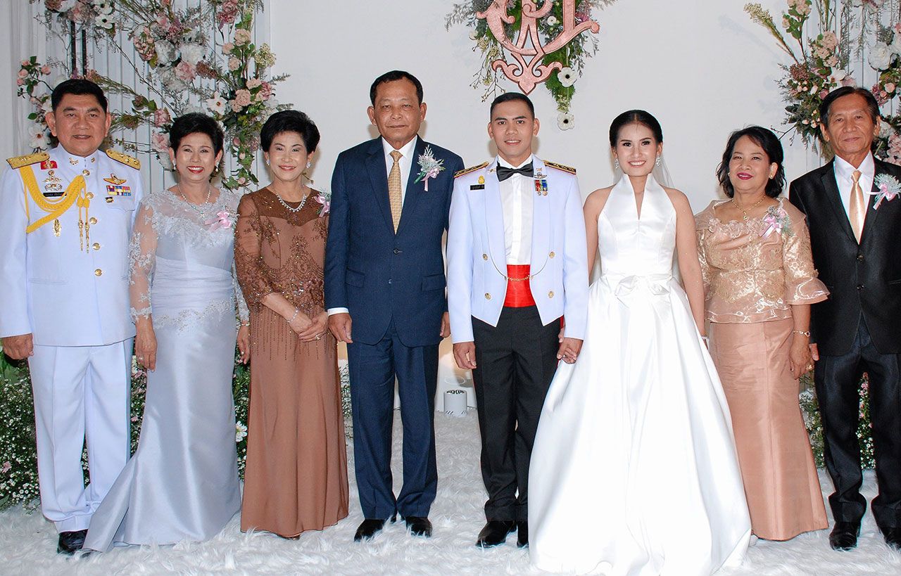 คู่สวีท พล.อ.ดาว์พงษ์ รัตนสุวรรณ องคมนตรี เป็นประธานในงานวิวาห์ระหว่าง ร.ต.หญิง จิตรารัตน์ บุตรี จ.ส.อ.เถลิงศักดิ์-กาญจนี พูลศิลป์ กับ ร.อ.ฐาปนันท์ บุตร พล.อ.นพดล-ทิพย์วัลย์ ฟักอังกูร โดยมี พล.ท.หญิง สุพัตรา รัตนสุวรรณ มาร่วมอวยพรด้วย ที่สโมสรทหารบก วันก่อน.