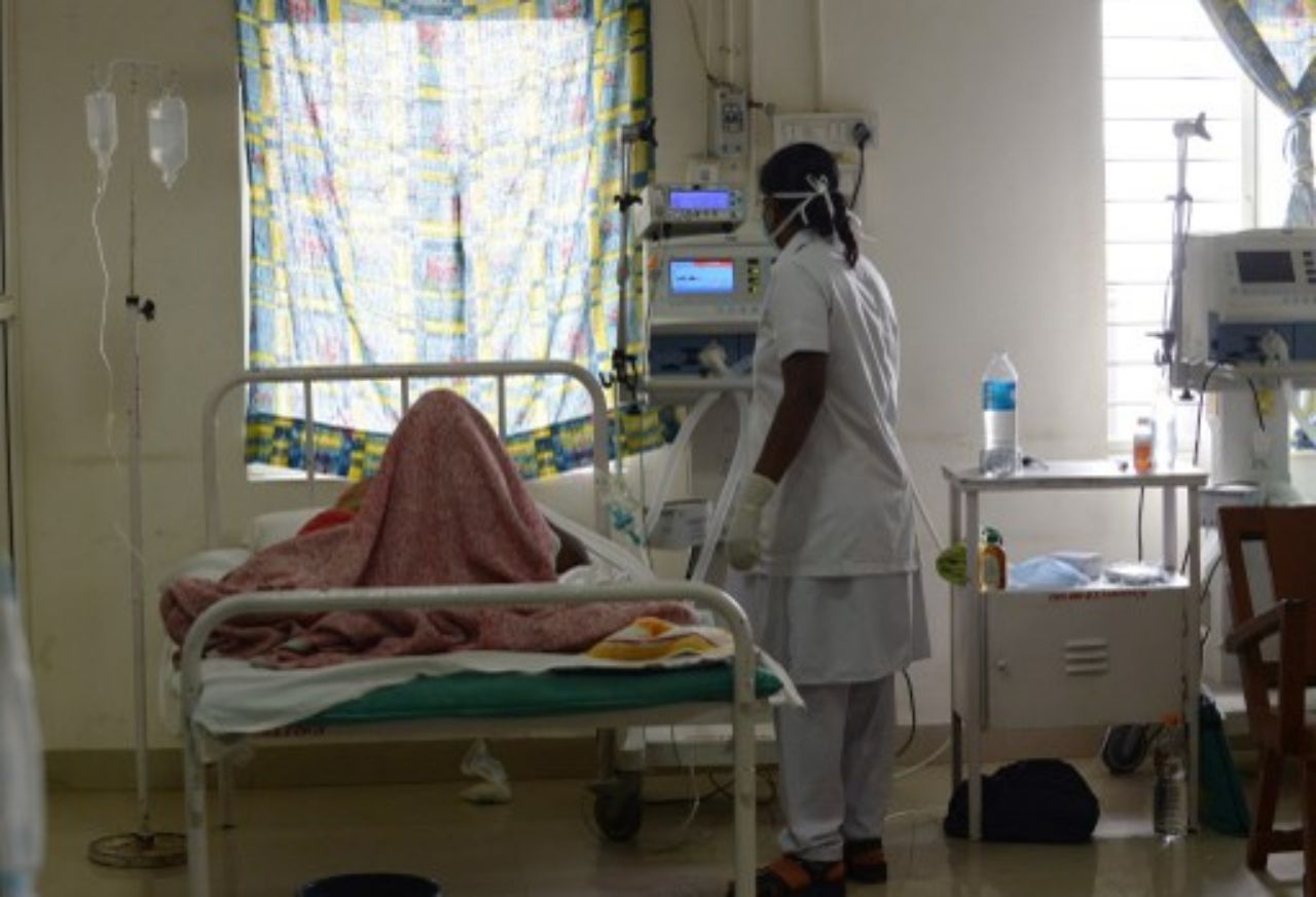 คนไข้หญิงติดเชื้อไวรัสไข้หวัดหมู นอนรักษาตัวที่โรงพยาบาลในเมืองอาห์เมดาบัด เมื่อปี 56