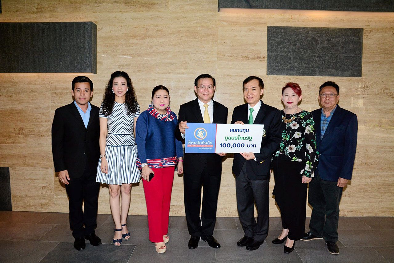 ทิพยจัดให้ สมพร สืบถวิลกุล กก.ผจก.ใหญ่ ทิพยประกันภัย มอบเงินจำนวน 100,000 บาท ให้แก่ สราวุธ วัชรพล เพื่อสมทบทุนมูลนิธิไทยรัฐ โดยมี วิชชุดา ไตรธรรม, ปนัดดา ชุติโกมล, ศุภกิจ จิตร์เพิ่มพูลผล และ วิเชน โพชนุกูล มาร่วมในพิธีด้วย ที่สำนักงาน นสพ.ไทยรัฐ วันก่อน.