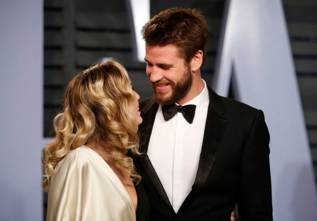  ไมลีย์ ไซรัส กับแฟนหล่อมากๆ เลียม เฮมสเวิร์ธ หนวดเคราดกจริง 