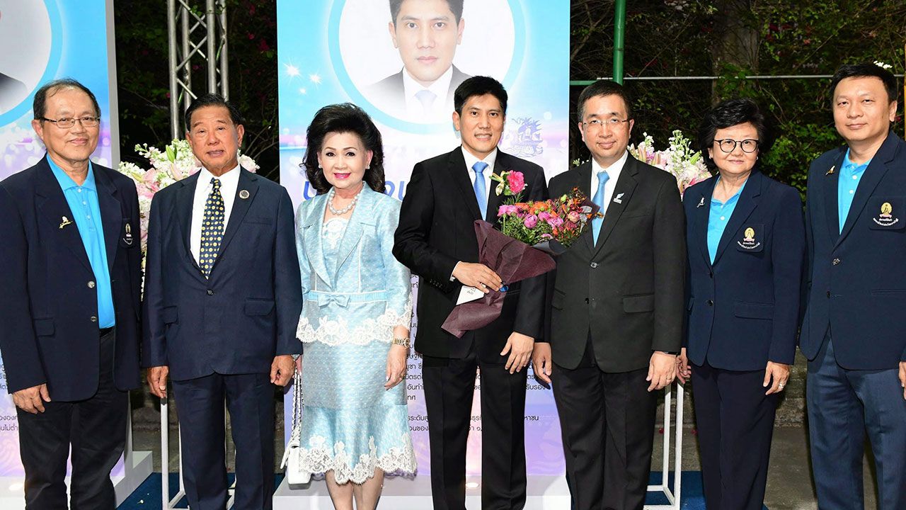สุดปลื้ม ประจักษ์–ละออ ตั้งคารวคุณ มอบช่อดอกไม้แสดงความยินดีให้ลูกชาย จตุภัทร์ ตั้งคารวคุณ ในโอกาสได้รับรางวัลบัญชีจุฬาฯดีเด่น ประจำปี 2562 โดยมี รศ.พสุ เดชะรินทร์, ธนชัย สันติชัยกูล และ สุวัฒน์ เชวงโชติ มาร่วมปลื้มด้วย ที่จุฬาลงกรณ์มหาวิทยาลัย วันก่อน.