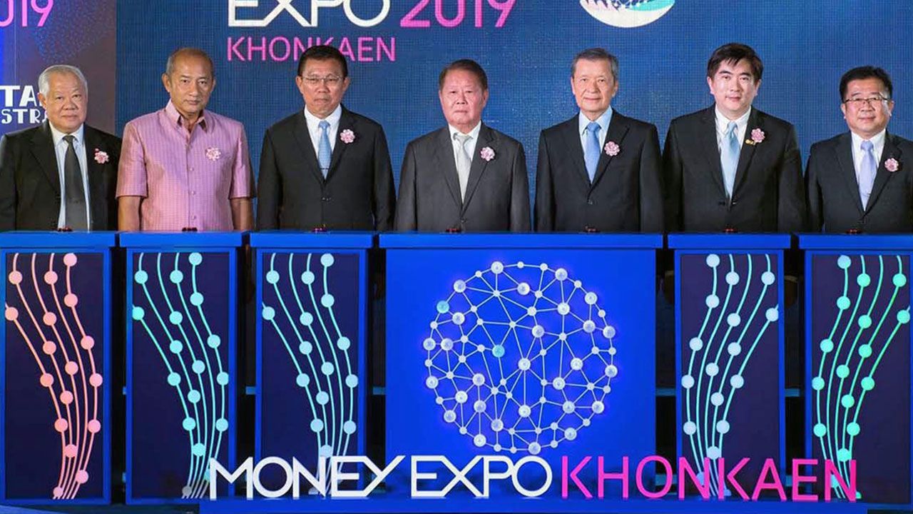 เรื่องการเงิน วิสุทธิ์ ศรีสุพรรณ รมช.คลัง เปิดงาน “Money Expo Khonkaen 2019” มหกรรมการเงิน ขอนแก่น ครั้งที่ 1 ให้แก่ สันติ วิริยะรังสฤษฎ์ จัดถึง 10 ก.พ. โดยมี สมศักดิ์ จังตระกุล และ สุนทร อรุณานนท์ชัย มาร่วมงานด้วย ที่ศูนย์ประชุมและแสดงสินค้านานาชาติขอนแก่น วันก่อน.