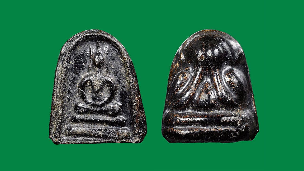 พระปิดตา พิมพ์กลางแข้งตรง หลังพระพุทธ เนื้อผงจุ่มรัก หลวงพ่อปาน วัดเครือวัลย์ ชลบุรี ของปิ๊ก วังหิน.