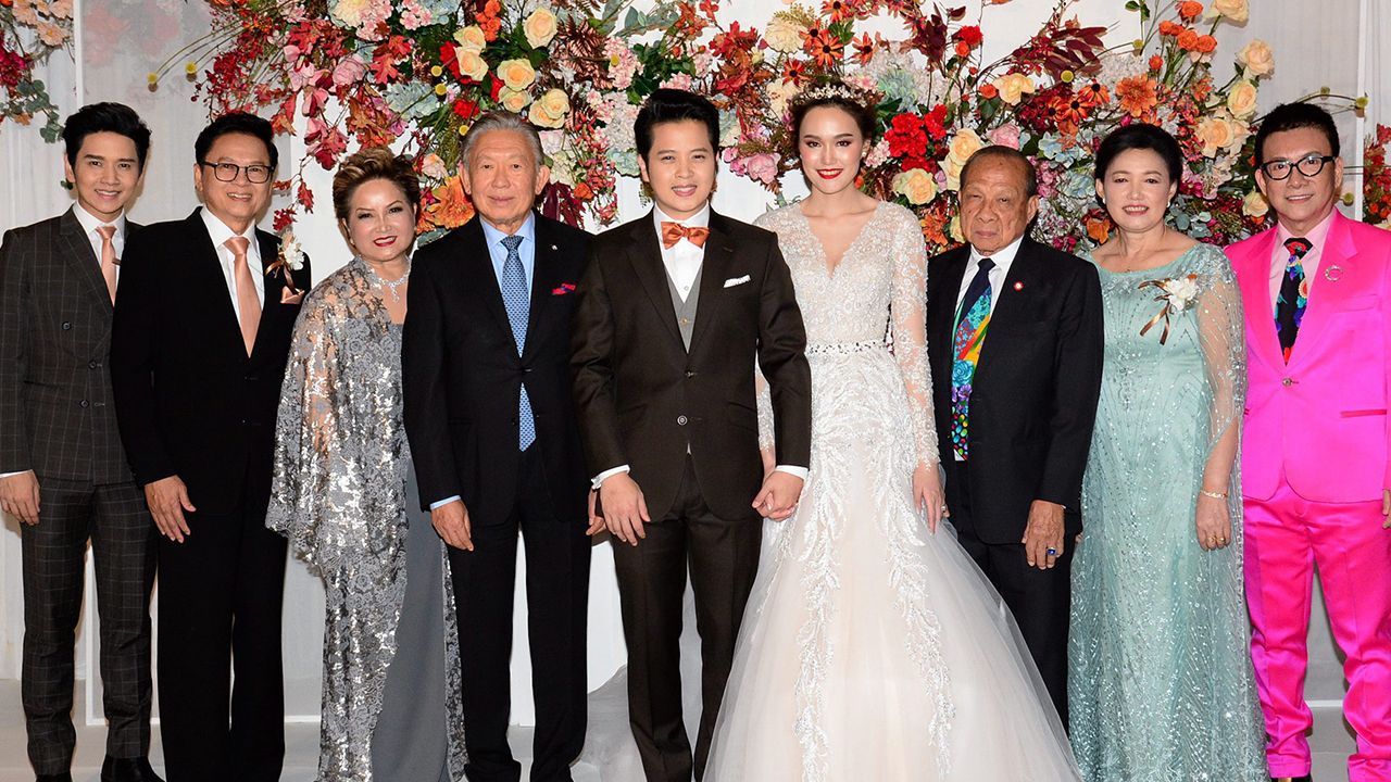 วิวาห์ชื่นมื่น ไพโรจน์ โล่ห์สุนทร, พรเทพ พรประภา และ ดร.สมศักดิ์ ชลาชล มาร่วมอวยพรงานวิวาห์ระหว่าง นภพรินทร์ ภัทรายุตวรรตน์ บุตรี สุเทพ ภัทรายุตวรรตน์-วัฒนา เส็งทุม กับ พรรศักดิ์ บุตร นคร-ธนภรณ์ เวชสุภาพร ที่โรงแรมวอลดอร์ฟ แอสโทเรีย วันก่อน.