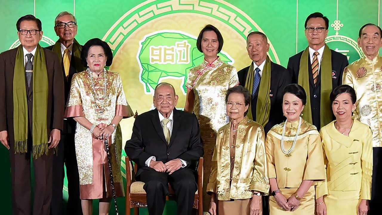 แฮปปี้เบิร์ธเดย์ ม.ร.ว.ปรียางค์ศรี วัฒนคุณ, เตช บุนนาค, ศ.นพ.วิศิษฎ์ สิตปรีชา, ศ.นพ.ดำรง เหรียญประยูร, ศ.นพ.ชัยเวช นุชประยูร และ คุณหญิงชฎา วัฒนศิริธรรม มาร่วมงานเลี้ยงฉลองในโอกาสวันเกิดครบ 8 รอบของ แผน วรรณเมธี ที่โรงแรมมณเฑียร วันก่อน.
