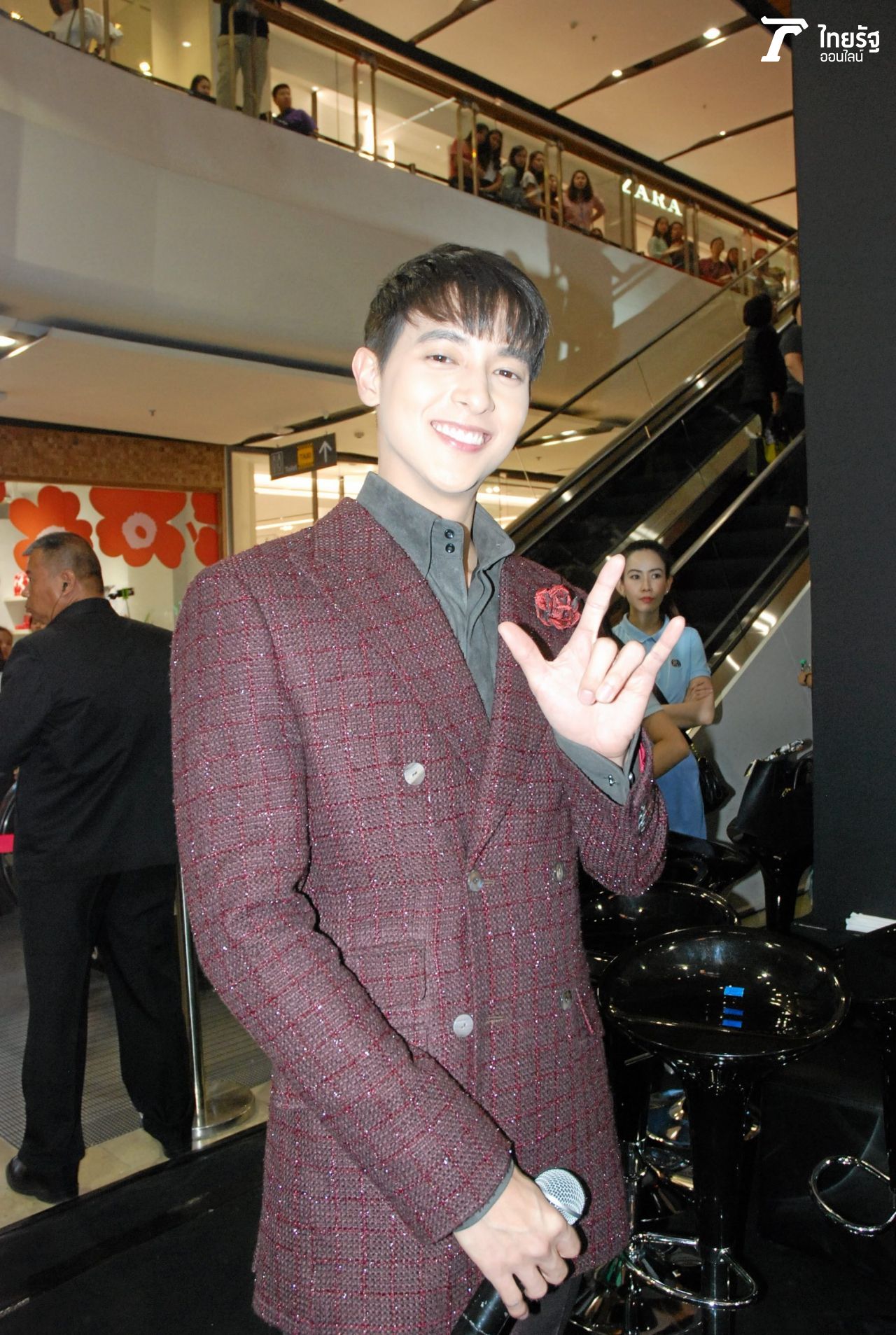 หน้าขาวเด้งมาแต่ไกลเลย เจมส์จิ จิรายุ